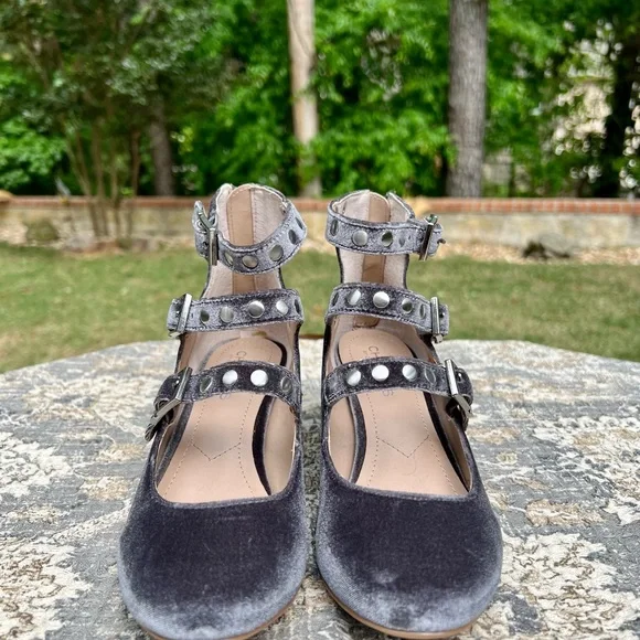 NIB Gorgeous Silver/Slate Grey Three Strap Pump - Size 6 - Picture 2 of 11